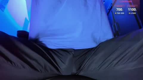 Snapshot of alex_smith0 chatting on December 14, 1:17 am online show from December 14, 1:17 am