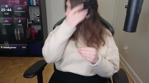 dont be afraid to click social media link its  working  just click on that  online show from November 6, 12:22 am