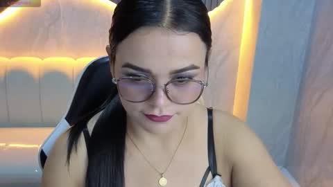 Snapshot of alexaa_tx chatting on November 16, 3:01 am Online 2200 to 600 online show from November 16, 3:01 am