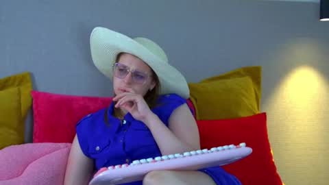 AlexaAvery online show from June 20, 6:49 am