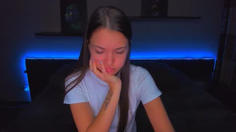 Snapshot of alexabarkley chatting on November 4, 12:21 am angel online show from November 4, 12:21 am