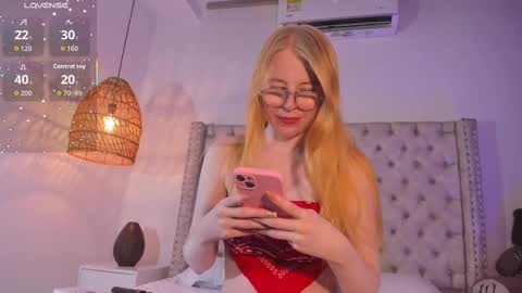 Snapshot of alexahandler chatting on November 5, 7:25 pm Alexa Handler online show from November 5, 7:25 pm