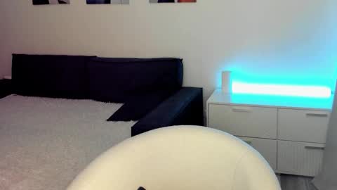 Snapshot of alexarti chatting on January 18, 4:49 am Alex online show from January 18, 4:49 am