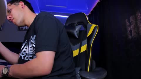 Snapshot of alexgiraldo__ chatting on October 21, 2:29 pm alexgiraldo__ online show from October 21, 2:29 pm