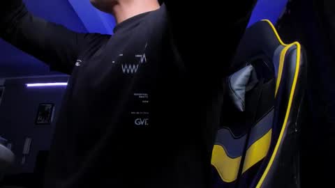 Snapshot of alexgiraldo__ chatting on October 23, 2:33 am alexgiraldo__ online show from October 23, 2:33 am