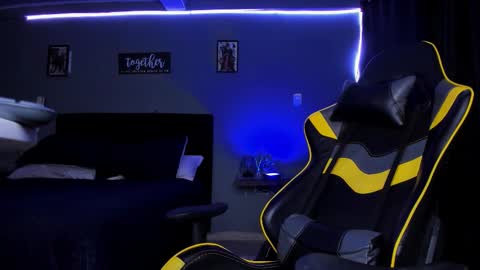 Snapshot of alexgiraldo__ chatting on October 28, 2:15 am alexgiraldo__ online show from October 28, 2:15 am