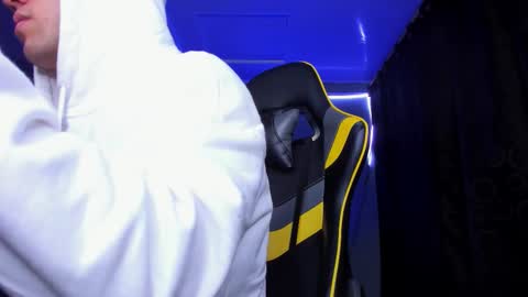 Snapshot of alexgiraldo__ chatting on November 15, 4:32 am alexgiraldo__ online show from November 15, 4:32 am