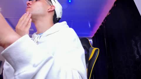 Snapshot of alexgiraldo__ chatting on November 21, 12:15 pm alexgiraldo__ online show from November 21, 12:15 pm