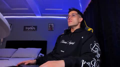 Snapshot of alexgiraldo__ chatting on December 2, 11:48 am alexgiraldo__ online show from December 2, 11:48 am