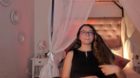 Snapshot of alexis_scott__ chatting on June 11, 4:32 am alexis_scott__ online show from June 11, 4:32 am