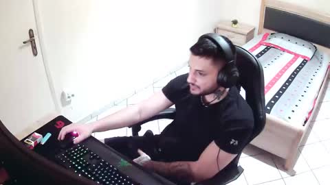 Snapshot of alexthepro00 chatting on May 19, 12:38 am alexthepro00 online show from May 19, 12:38 am