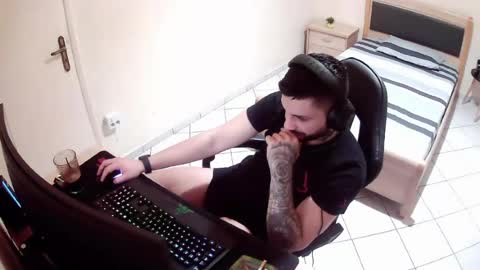 Snapshot of alexthepro00 chatting on June 13, 5:44 pm alexthepro00 online show from June 13, 5:44 pm