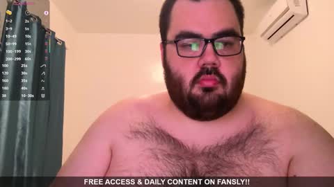 Snapshot of alexxxbear chatting on February 12, 12:27 am alexxxbear online show from February 12, 12:27 am
