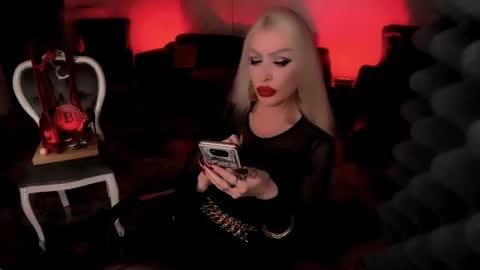 Snapshot of alfa_female chatting on December 7, 10:01 am AlfaFemale online show from December 7, 10:01 am