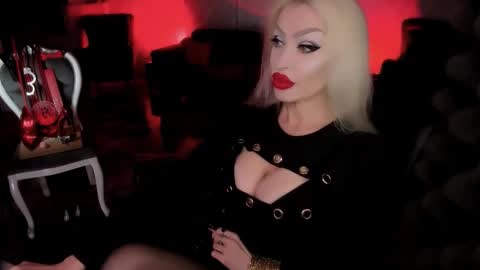 Snapshot of alfa_female chatting on September 15, 8:42 pm AlfaFemale online show from September 15, 8:42 pm