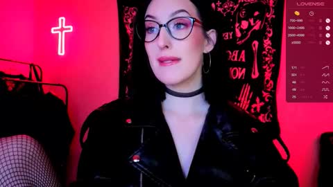 Snapshot of alice___mistress chatting on October 5, 12:53 am Miss Alice online show from October 5, 12:53 am
