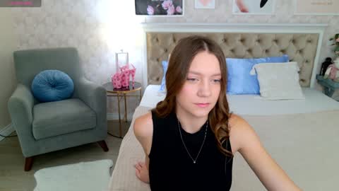 Snapshot of alice_charmy chatting on February 1, 5:07 am Alice in Wonderland online show from February 1, 5:07 am