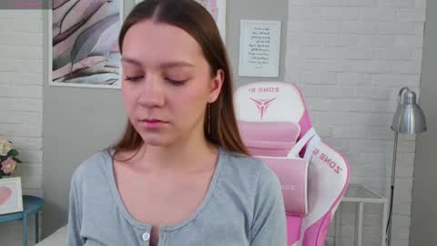 Snapshot of alice_charmy chatting on March 1, 5:09 am Alice in Wonderland online show from March 1, 5:09 am