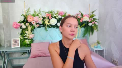 Snapshot of alice_charmy chatting on October 11, 5:39 am Alice in Wonderland online show from October 11, 5:39 am