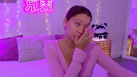 Snapshot of alice_charmy chatting on October 13, 5:51 am Alice in Wonderland online show from October 13, 5:51 am