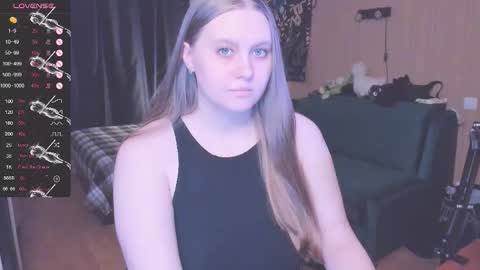 Snapshot of alice_dreamgirl_ chatting on October 17, 11:46 am Alice 3 online show from October 17, 11:46 am