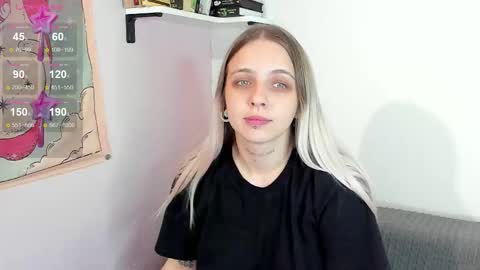 Snapshot of alice_halle chatting on October 24, 1:29 pm alice_halle online show from October 24, 1:29 pm