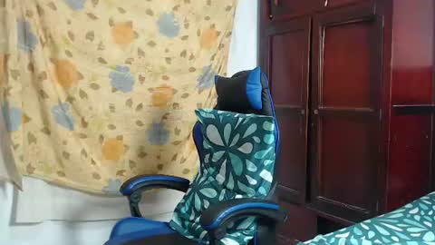 Snapshot of alice_julls chatting on June 25, 6:45 pm alice online show from June 25, 6:45 pm