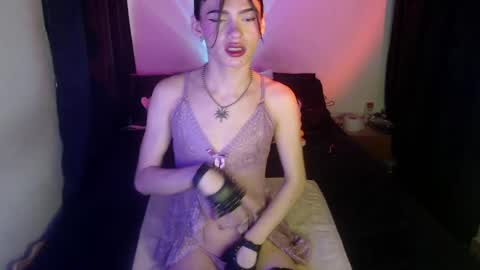 Snapshot of alice_m00nn chatting on January 9, 11:25 am alice_m00nn online show from January 9, 11:25 am