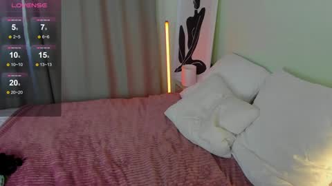 Snapshot of alice_miiiller chatting on December 16, 6:32 am Alice online show from December 16, 6:32 am