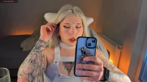 Snapshot of alice_moonshard chatting on April 3, 12:36 pm Alice online show from April 3, 12:36 pm