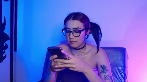 Snapshot of alice_phantom chatting on March 11, 1:44 am online show from March 11, 1:44 am