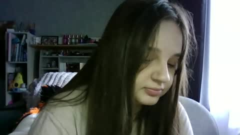 Snapshot of alice_shy14 chatting on October 25, 6:43 am Cristal online show from October 25, 6:43 am