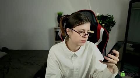 Snapshot of alice_whiteflower chatting on October 29, 3:20 am Alice online show from October 29, 3:20 am