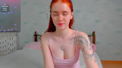 Snapshot of alice_with_freckles chatting on June 10, 10:03 am Alice online show from June 10, 10:03 am