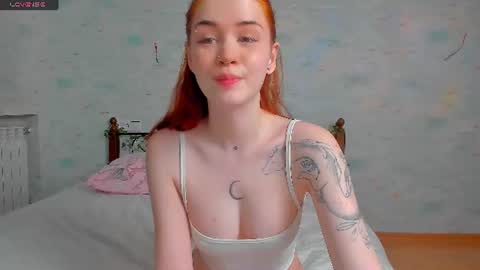 Snapshot of alice_with_freckles chatting on June 17, 9:56 am Alice online show from June 17, 9:56 am