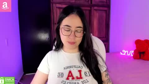 Snapshot of alicee_2 chatting on June 19, 6:01 pm Aliceee .. 97YP9VWGZHrefnav wishlist lists 1 online show from June 19, 6:01 pm