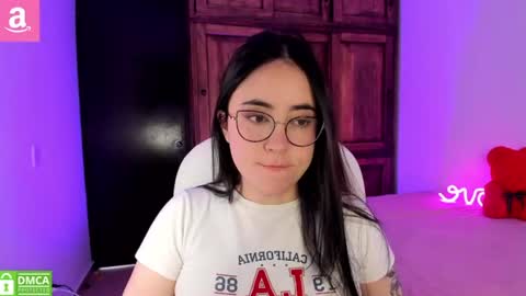 Snapshot of alicee_2 chatting on June 24, 5:56 pm Aliceee .. 97YP9VWGZHrefnav wishlist lists 1 online show from June 24, 5:56 pm