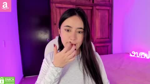 Snapshot of alicee_2 chatting on August 3, 8:34 pm Aliceee .. 97YP9VWGZHrefnav wishlist lists 1 online show from August 3, 8:34 pm