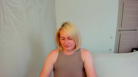 Snapshot of alicee__grace chatting on May 19, 9:37 am Alicee online show from May 19, 9:37 am