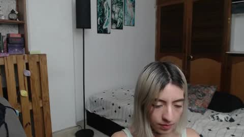 alicee_logan_ online show from June 19, 1:43 am