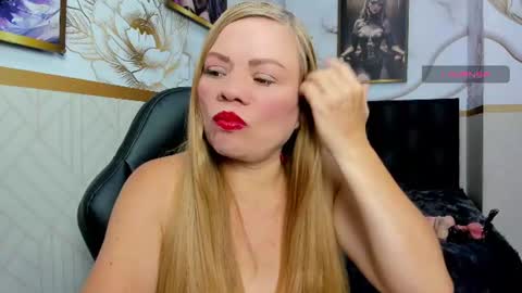 Snapshot of alicee_mature chatting on June 26, 8:13 pm alicee online show from June 26, 8:13 pm