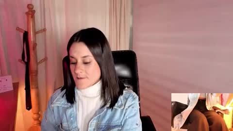 Snapshot of alicee_milf_ chatting on October 22, 11:10 am Aleja online show from October 22, 11:10 am