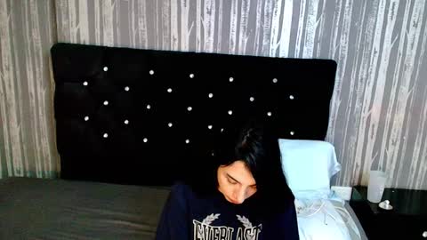 Snapshot of alicee_moonn chatting on February 25, 9:13 pm alicee_moonn online show from February 25, 9:13 pm