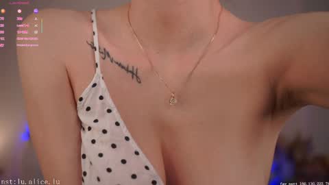 Snapshot of alicelu_ chatting on May 17, 6:44 am Elle online show from May 17, 6:44 am