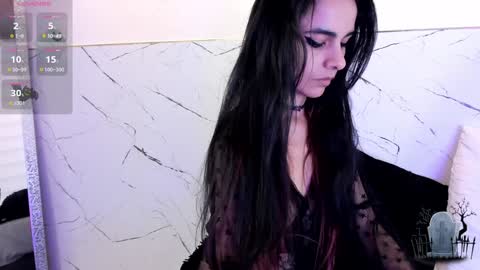 alicenoir_ online show from December 8, 4:07 pm
