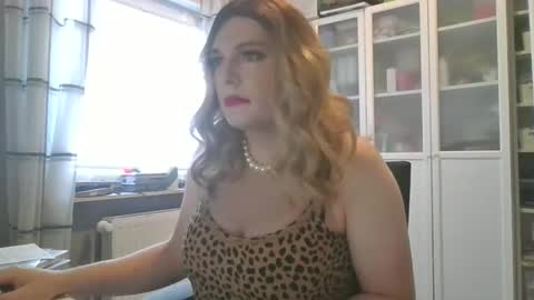 Snapshot of alicesissx13 chatting on October 24, 8:33 am Alice online show from October 24, 8:33 am