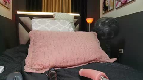Snapshot of alicetaylor_1 chatting on June 22, 9:23 pm alicetaylor_1 online show from June 22, 9:23 pm