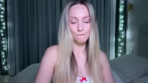 Snapshot of alicewonders_ chatting on December 1, 7:25 pm Alice online show from December 1, 7:25 pm