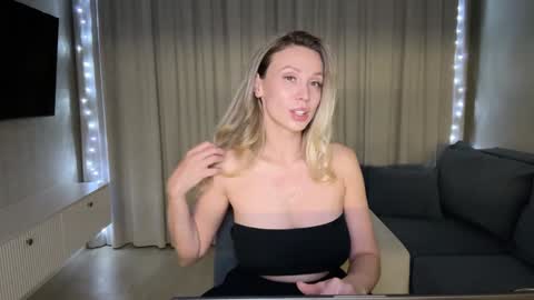 Snapshot of alicewonders_ chatting on December 5, 7:38 pm Alice online show from December 5, 7:38 pm