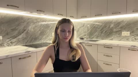 Snapshot of alicewonders_ chatting on December 6, 10:19 pm Alice online show from December 6, 10:19 pm